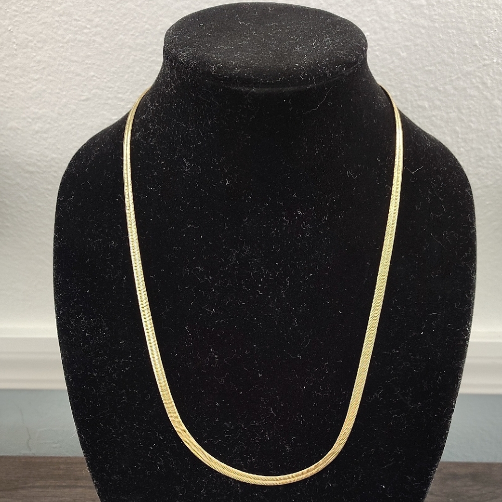 Elegant Vintage gold tone necklace. 22 inches